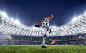 Premier League ~ analyse og spådommer for 2026 Få ligaer i verden leverer drama, tempo og uforutsigbarhet slik Premier League gjør hver eneste uke. Enhver runde er et nytt kapittel i et sesonglangt kaos av taktiske dueller, individuelle prestasjoner og tabellskifter som kan snu alt på et øyeblikk. En god kampanalyse handler ikke bare om å gjette resultatet, men om å forstå momentum, form og skader, og ser på hvordan strategisk tenking og taktiske valg kan utgjøre den store forskjellen mellom seier og tap i en spennende fotballhelg. Formkurver og momentum Form betyr alt i den britiske toppdivisjonen, og lag som kommer inn i en kamp med selvtillit har ofte en klar fordel. Et lag som har vunnet flere kamper på rad, spiller med en helt annen rytme og lavere skuldre enn et lag som kjemper mot nedrykk. Momentum påvirker alt fra hvor høyt laget presser til hvor stor risiko de tør å ta i pasningsspillet sitt gjennom hele kampen. Topplagene viser ofte stabilitet over tid, men selv de beste kan oppleve formsvikt når det tette kampprogrammet tærer på kreftene. Lagene midt på tabellen er ofte de mest uforutsigbare fordi de kan slå hvem som helst på en god dag, mens bunnlagene kjemper desperat for poeng. Denne desperasjonen gjør dem ofte farligere enn det tabellposisjonen tilsier, og derfor er det viktig å se på de siste fem kampene fremfor kun plasseringen. Taktiske nøkkeldueller Premier League er full av managere med tydelige filosofier, og kampene avgjøres ofte i de taktiske møtene mellom disse ulike stilene. Et lag som foretrekker å presse høyt kan fort slite mot en motstander som er ekstremt hurtig i bakrommet, mens lag som dominerer ballinnehavet kan få problemer mot kompakte mannskap. Midtbanekontroll er ofte nøkkelen til å styre tempoet og få kampen inn i sitt eget spor fra start. Kantspillere i form kan også endre et helt kampbilde ved å utfordre backen én mot én. Overganger og raske kontringer avgjør flere toppoppgjør enn mange tror, og det er nettopp disse detaljene som gjør online betting så utfordrende og spennende for entusiastene. Ved å lese disse taktiske duellene på forhånd, får man et langt bedre grunnlag for gode prediksjoner enn om man kun stirrer seg blind på historisk statistikk. Nøkkelspillere og kampbilder Ligaen er stjernespekket med matchvinnere som kan snu en kamp med ett øyeblikk av ren briljans. Når man vurderer kommende oppgjør, er det essensielt å se på hvilke spisser som er i flyt og hvem som nylig har returnert fra skade. Forsvarere med sterke lederegenskaper er like viktige, da de kan holde laget samlet i vanskelige perioder under hardt press fra motstanderen. Når man kombinerer form og taktikk, begynner man å se konturene av sannsynlige scenarioer. I kamper mellom topp og bunn ser vi ofte total dominans fra favoritten, men bunnlagene kan overraske stort gjennom fysiske dødballer. Toppoppgjør fungerer derimot ofte som et taktisk sjakkspill der lagene tar færre sjanser, noe som kan føre til målfattige men svært intense kamper der små feil blir avgjørende for resultatet. Oppsummering Premier League i 2026 fortsetter å levere underholdning på høyeste nivå, der hver eneste kamp lever sitt eget liv uavhengig av tabellsituasjonen. Ved å analysere form, taktiske grep og nøkkelspillernes tilstand, kan man danne seg et bilde av hva som venter i de kommende rundene. Selv om statistikk gir en pekepinn, er det de menneskelige faktorene og det taktiske spillet mellom trenerne som til slutt avgjør hvem som stikker av med de tre poengene. For de som følger ligaen tett, er forarbeidet halve moroa. Ligaens uforutsigbare natur krever at man alltid er oppdatert på de siste nyhetene og endringene i troppene. Uansett utfall er én ting sikkert: Premier League vil fortsette å overraske, begeistre og skape overskrifter som engasjerer fotballfans over hele verden gjennom hele sesongen.