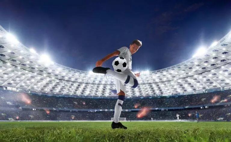 Premier League ~ analyse og spådommer for 2026 Få ligaer i verden leverer drama, tempo og uforutsigbarhet slik Premier League gjør hver eneste uke. Enhver runde er et nytt kapittel i et sesonglangt kaos av taktiske dueller, individuelle prestasjoner og tabellskifter som kan snu alt på et øyeblikk. En god kampanalyse handler ikke bare om å gjette resultatet, men om å forstå momentum, form og skader, og ser på hvordan strategisk tenking og taktiske valg kan utgjøre den store forskjellen mellom seier og tap i en spennende fotballhelg. Formkurver og momentum Form betyr alt i den britiske toppdivisjonen, og lag som kommer inn i en kamp med selvtillit har ofte en klar fordel. Et lag som har vunnet flere kamper på rad, spiller med en helt annen rytme og lavere skuldre enn et lag som kjemper mot nedrykk. Momentum påvirker alt fra hvor høyt laget presser til hvor stor risiko de tør å ta i pasningsspillet sitt gjennom hele kampen. Topplagene viser ofte stabilitet over tid, men selv de beste kan oppleve formsvikt når det tette kampprogrammet tærer på kreftene. Lagene midt på tabellen er ofte de mest uforutsigbare fordi de kan slå hvem som helst på en god dag, mens bunnlagene kjemper desperat for poeng. Denne desperasjonen gjør dem ofte farligere enn det tabellposisjonen tilsier, og derfor er det viktig å se på de siste fem kampene fremfor kun plasseringen. Taktiske nøkkeldueller Premier League er full av managere med tydelige filosofier, og kampene avgjøres ofte i de taktiske møtene mellom disse ulike stilene. Et lag som foretrekker å presse høyt kan fort slite mot en motstander som er ekstremt hurtig i bakrommet, mens lag som dominerer ballinnehavet kan få problemer mot kompakte mannskap. Midtbanekontroll er ofte nøkkelen til å styre tempoet og få kampen inn i sitt eget spor fra start. Kantspillere i form kan også endre et helt kampbilde ved å utfordre backen én mot én. Overganger og raske kontringer avgjør flere toppoppgjør enn mange tror, og det er nettopp disse detaljene som gjør online betting så utfordrende og spennende for entusiastene. Ved å lese disse taktiske duellene på forhånd, får man et langt bedre grunnlag for gode prediksjoner enn om man kun stirrer seg blind på historisk statistikk. Nøkkelspillere og kampbilder Ligaen er stjernespekket med matchvinnere som kan snu en kamp med ett øyeblikk av ren briljans. Når man vurderer kommende oppgjør, er det essensielt å se på hvilke spisser som er i flyt og hvem som nylig har returnert fra skade. Forsvarere med sterke lederegenskaper er like viktige, da de kan holde laget samlet i vanskelige perioder under hardt press fra motstanderen. Når man kombinerer form og taktikk, begynner man å se konturene av sannsynlige scenarioer. I kamper mellom topp og bunn ser vi ofte total dominans fra favoritten, men bunnlagene kan overraske stort gjennom fysiske dødballer. Toppoppgjør fungerer derimot ofte som et taktisk sjakkspill der lagene tar færre sjanser, noe som kan føre til målfattige men svært intense kamper der små feil blir avgjørende for resultatet. Oppsummering Premier League i 2026 fortsetter å levere underholdning på høyeste nivå, der hver eneste kamp lever sitt eget liv uavhengig av tabellsituasjonen. Ved å analysere form, taktiske grep og nøkkelspillernes tilstand, kan man danne seg et bilde av hva som venter i de kommende rundene. Selv om statistikk gir en pekepinn, er det de menneskelige faktorene og det taktiske spillet mellom trenerne som til slutt avgjør hvem som stikker av med de tre poengene. For de som følger ligaen tett, er forarbeidet halve moroa. Ligaens uforutsigbare natur krever at man alltid er oppdatert på de siste nyhetene og endringene i troppene. Uansett utfall er én ting sikkert: Premier League vil fortsette å overraske, begeistre og skape overskrifter som engasjerer fotballfans over hele verden gjennom hele sesongen.